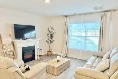 Image de Cozy and relaxing park side retreat. Fenced in yard.