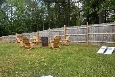 Image de Charming 3br Summerville Home with Ac, Fire Pit, Bbq & Relaxing Outdoor Space