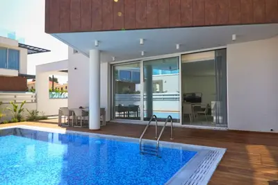 Beachside Villa • Sea Views & Rooftop Jacuzzi