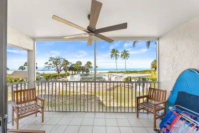 Image de This Gulf-front one-bedroom, one-bath villa is all about location, views & value