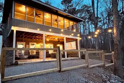 Image de Emberlight Cove: Cozy Lakefront Retreat w/Firepit & Outdoor Movies 10min-Cullman