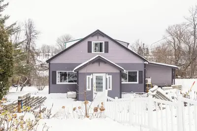 Image de Cozy Pet-Friendly Waterfront Chalet