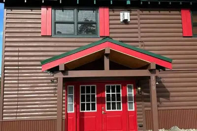 Image de The Red Bears Den | Walk to River & Lake, In Town