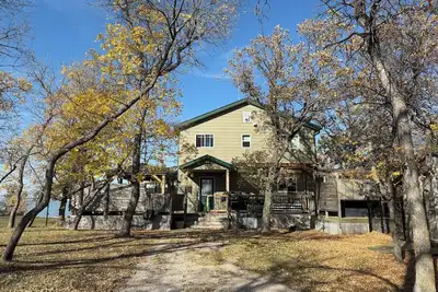 Image de High-end cabin with a mix of vintage and modern touches.