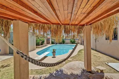 Image de Cute Western Oasis with Private Heated Pool