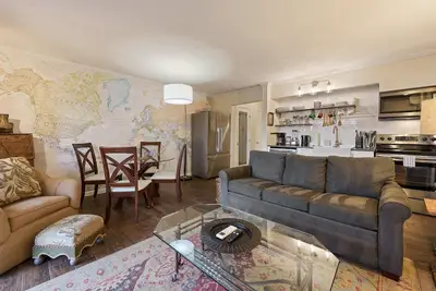 Image de Life on the Wall | Walk to Downtown & River