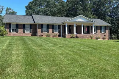 Image de Our comfortable 3-bed 2-bath home offers everything you need for a relaxing stay