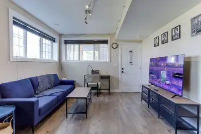 Image de 2 Bdrm Bsmt Suite w/Ensuite Laundry + Free Parking