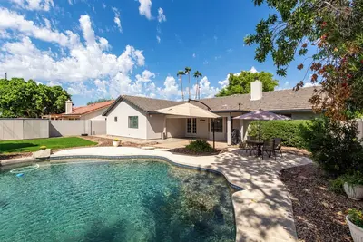 Val Vista Lakes Salt Water Pool Gem