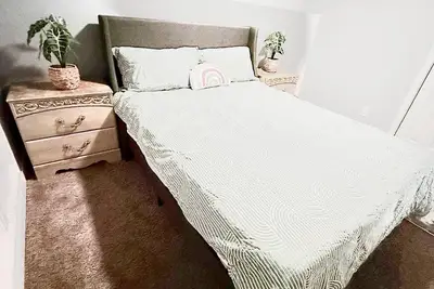 Image de Family-Friendly 2-Bedroom Unit with Full Bathroom, Living Room, Tv & Kitchen