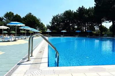 Image de Appartement lumineux entouré de piscines