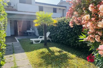 Image de Maison mitoyenne à deux étages avec jardin privé