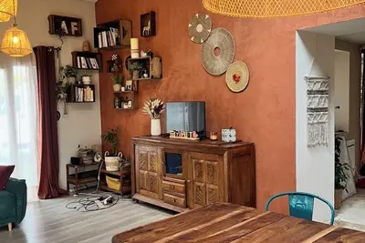 Image de Maison en pierre avec grand jardin et vue