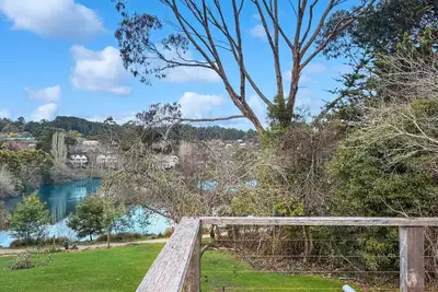 Image de Cara: on the Lake with Fireplace