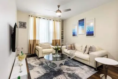 Image de Contemporary 1br Haven, Sleek & Peaceful