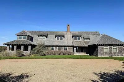 Image de Luxurious Waterfront Estate with Private Beach & Deep Water Dock