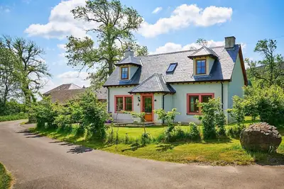 Hazel Lodge, pet friendly, with open fire in Alyth