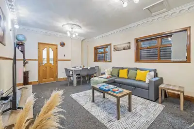 Image de Large 4br Home | Sleeps 11 | Near City Centre in Birmingham Free Parking