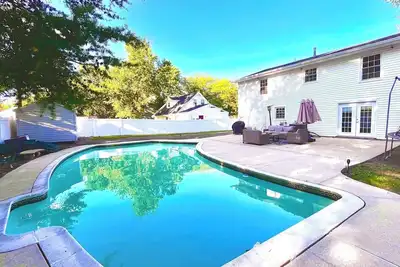 Image de Cozy Waldorf Retreat Luxury Pool Escape