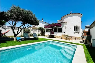 Image de Très jolie villa rénovée en 2024 avec 4 chambres, piscine chauffée, wifi, jardin