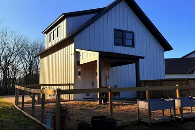 Image de New construction horse farm apartment 5 miles to campus- Pets allowed!