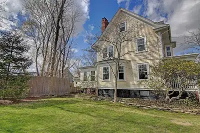 Image de Spacious 5-bedroom home with private yards - near Brown/Risd