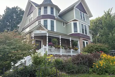 Image de Lincoln Manor, an 1890 Victorian home. 3rd floor apartment has beautiful views.