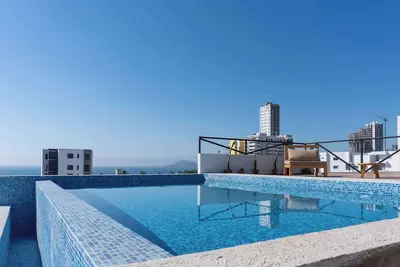 Apartment Near the Beach with Rooftop Pool