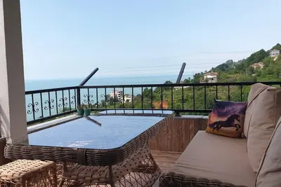 Image de deniz ve dağ manzaralı cam teraslı villa