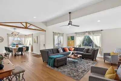 Image de Modern Retreat • 3 King Beds• Close to Botanica