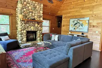 Image de Gorgeous Riverfront Retreat in Charming Ellijay, Ga 4 bedrooms