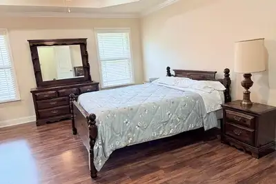 Image de Grand 3-bedroom house with Ac in friendly central Huntsville close to everything