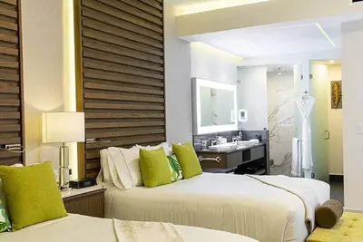 Image de 4-Bedroom Penthouse Loft. Private Rooftop Jacuzzi, Dual Terraces, Ocean Views