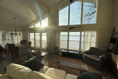 Image de Magician Lakefront - 7 bedrooms, 4. 5 baths, and a screened in porch.