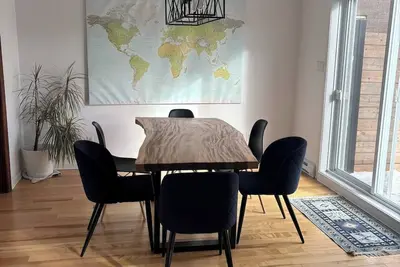 Image de La maison du parc bien située, entourée de magasins, épiceries et commodités!