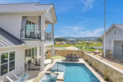 Image de The Heavenly Haven: Spacious 4br & 4ba, Private Pool, Hot Tub & Marina Slip.
