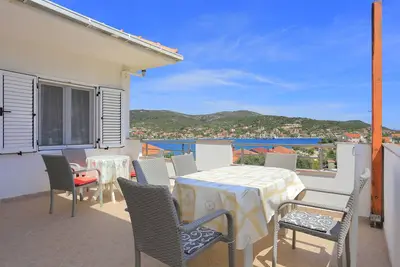 Image de Appartement de trois chambres avec la terrasse et la vue sur le mer Vinisce, Trogir (A-11029-d)