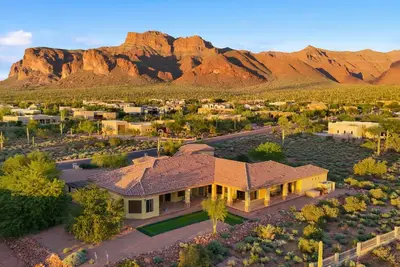 Image de Luxurious Tuscan-style Villa with magnificent panoramic views.