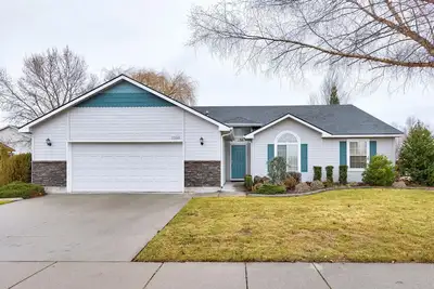 Image de Bright, Comfortable Home Near Everything!