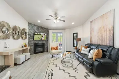 Image de Central to everything! 2 bed w/pool and fireplace