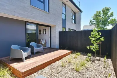 Image de Innes Rd Parkside - Modern 3-Bedroom Townhouse - St Albans | Queen Beds | Garage | Outdoor Living