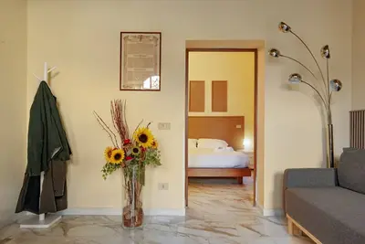 Image de Homiday – Incanto est un appartement lumineux et chaleureux situé Via Pietrasantina, à quelques minutes à pied de la Tour de Pise et de la Piazza dei Miracoli. Situé dans un quartier calme et pratique, il permet de profiter de la ville sans stress.