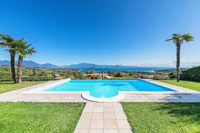 Image de Villa Perla with private pool and stunning lake view