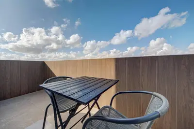 Image de Chic Open-Plan Penthouse with Private Terrace