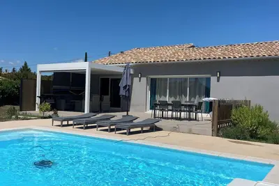 Image de location maison avec piscine en provence sur la commune de Gargas