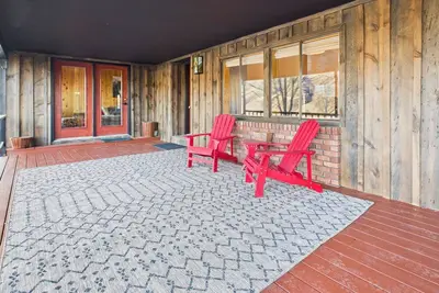 Image de Spacious River View Retreat in serene White Bird