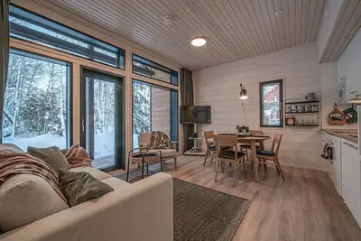 Image de Pitkäkuusen mökki, new cabin close to center of Äkäslompolo. Nature in backyard