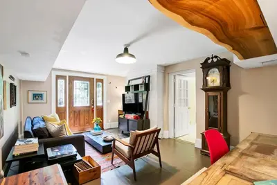 Image de Walkable 1-bedroom Five Points Gem with Style in Raleigh