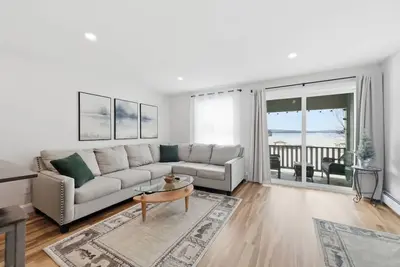 Image de Lakeview Condo: Walk to Town, Ski Saddleback, Sauna+Arcade!