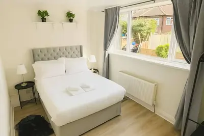 Image de Renovated 2-Bed Apartment with Easy Access